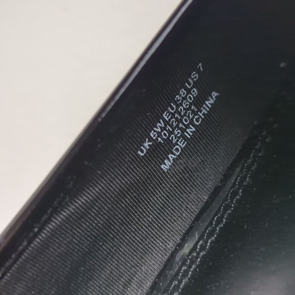 ASOS DESIGN Black Patent Heeled Loafers with Gold Chain – US 7 / UK 5W / EU 38 - Picture 4 of 5